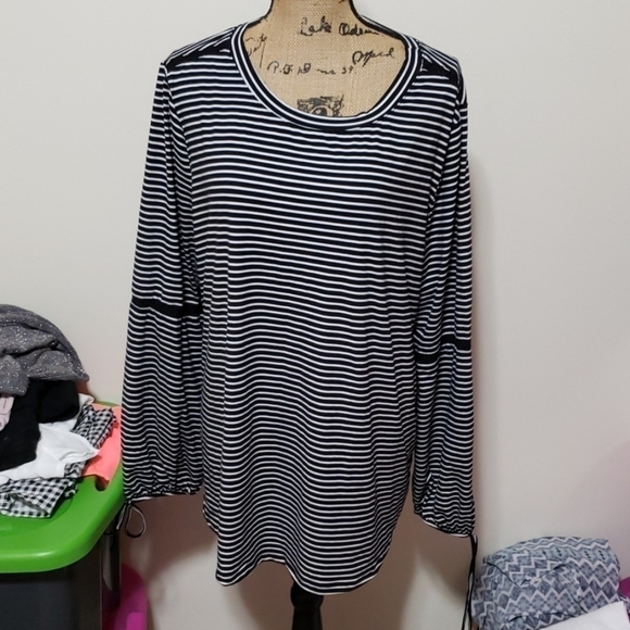 2xl black and white stripped top with lace accents - Picture 1 of 5